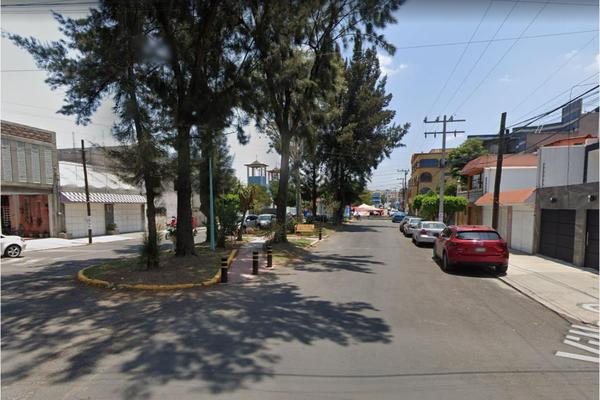 Calle en una zona residencial de la colonia Villa de Aragón, en la que se aprecian casas y edificios pequeños con departamentos en renta. 