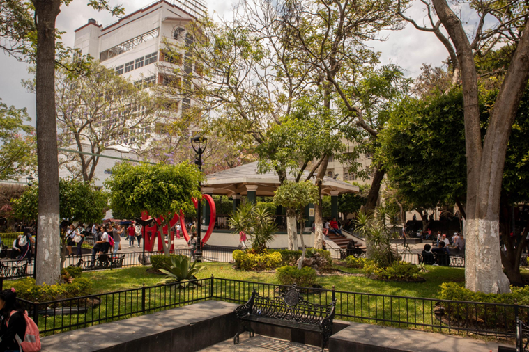 Imagen del centro histórico de Chilpancingo, en donde se aprecia al fondo un edificio de departamentos