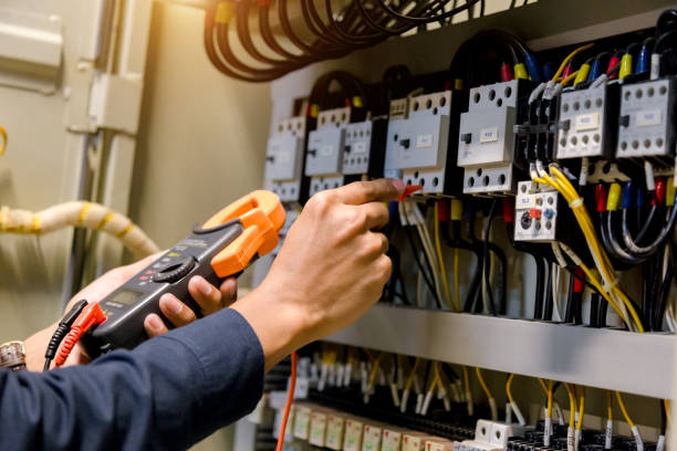 Revisión de las instalaciones eléctricas en la inspección de un edificio