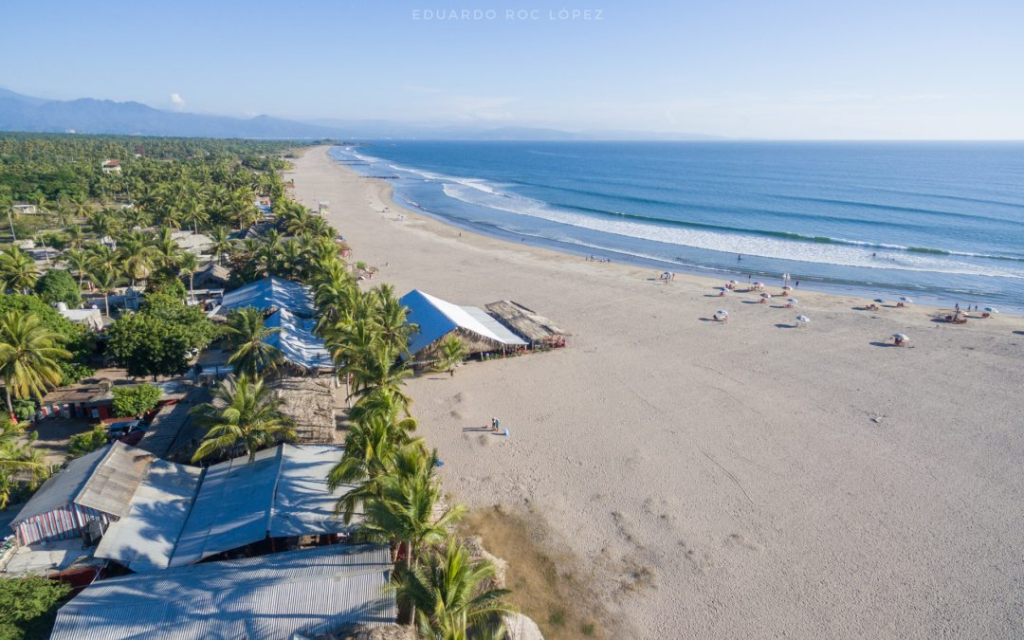 Vista aérea de Playa El Borrego, en la que se aprecian algunos de los comercios locales enfocados a la atención al turismo.