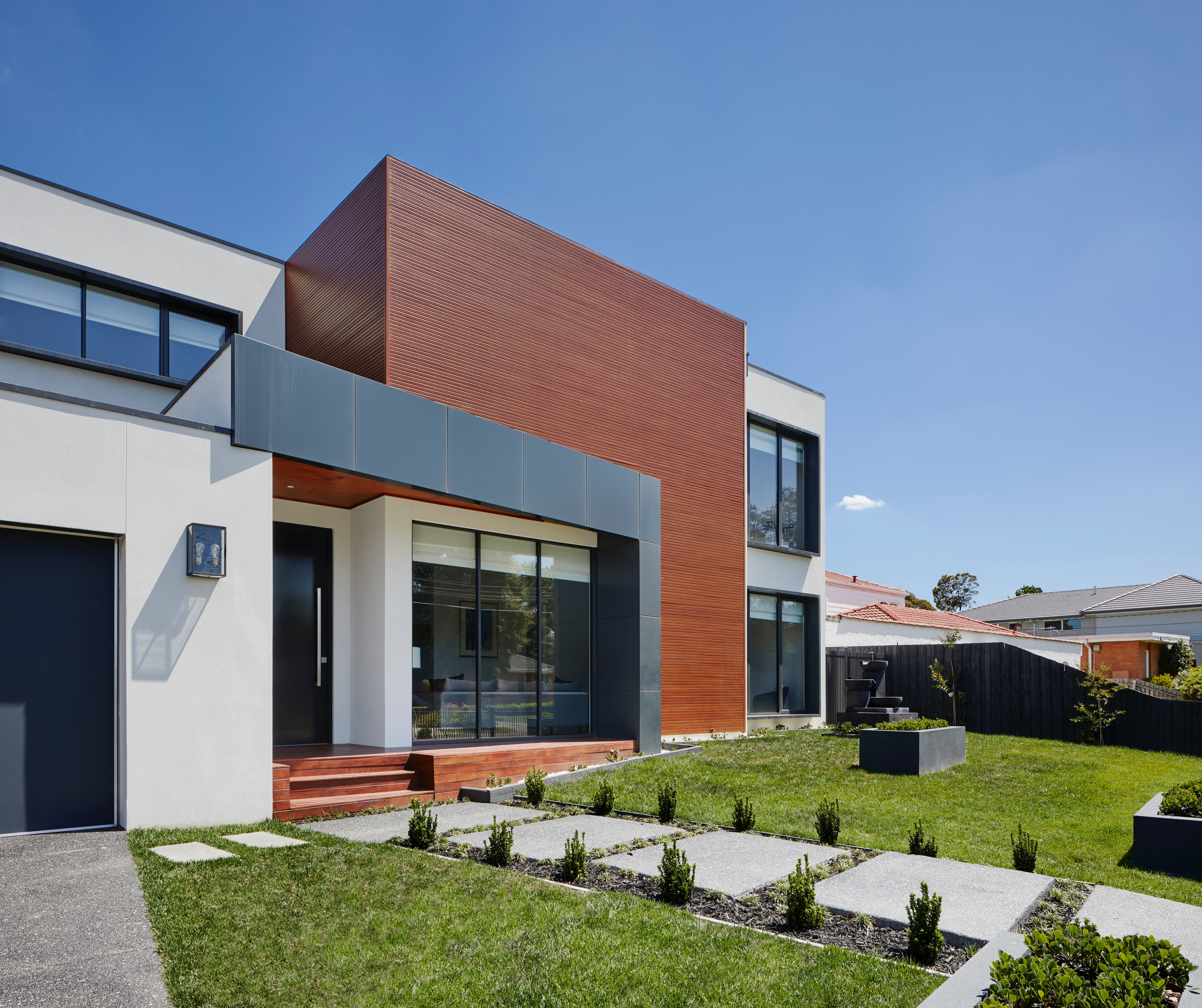 Rentar mi casa en Apodaca: fachada de una casa de lujo con patio y estacionamiento. 