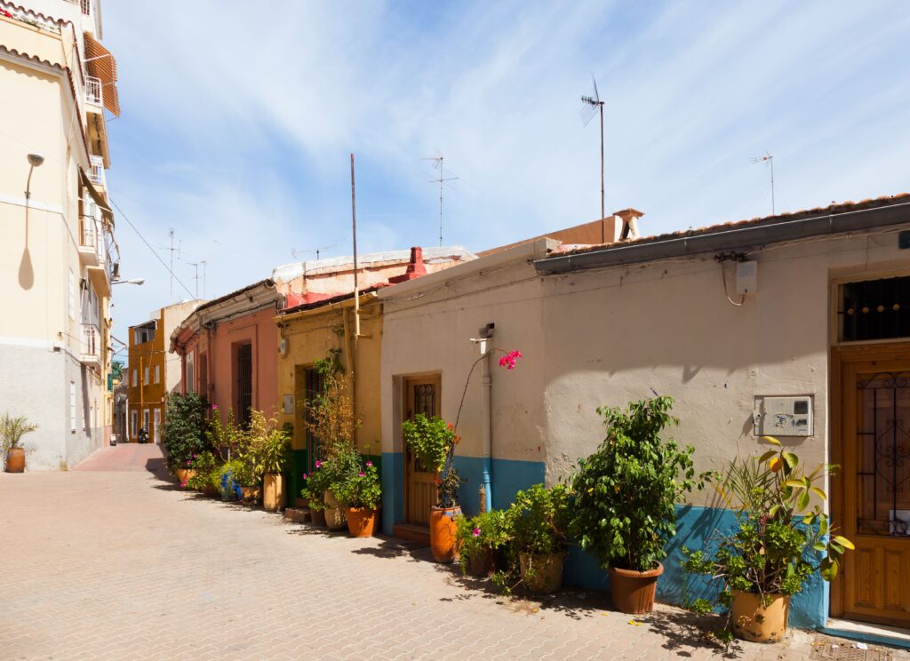 vista de unos inmuebles coloridos con plantas adornando el exterior, opciones ideales para rentar tu departamento en Kanasín.