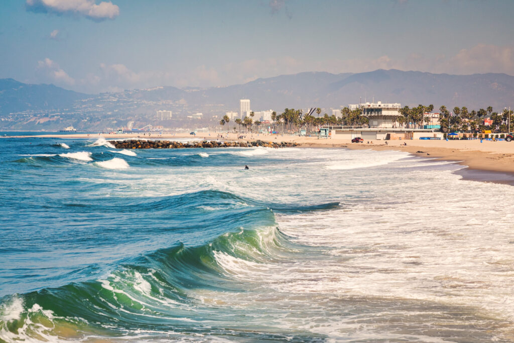 playa de Sinaloa, donde se ven propiedades al fondo, para rentar tu casa en Los Mochis. 