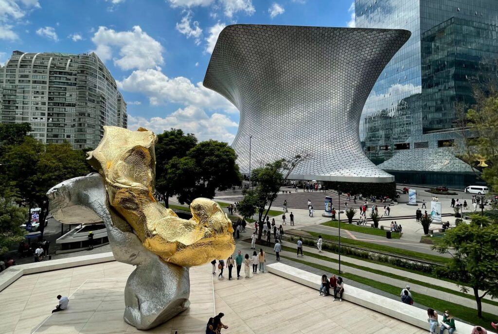 Exterior del Museo Soumaya visto desde la explanada del Museo Jumex, dos de los recintos culturales que los arrendatarios de la CDMX pueden disfrutar.