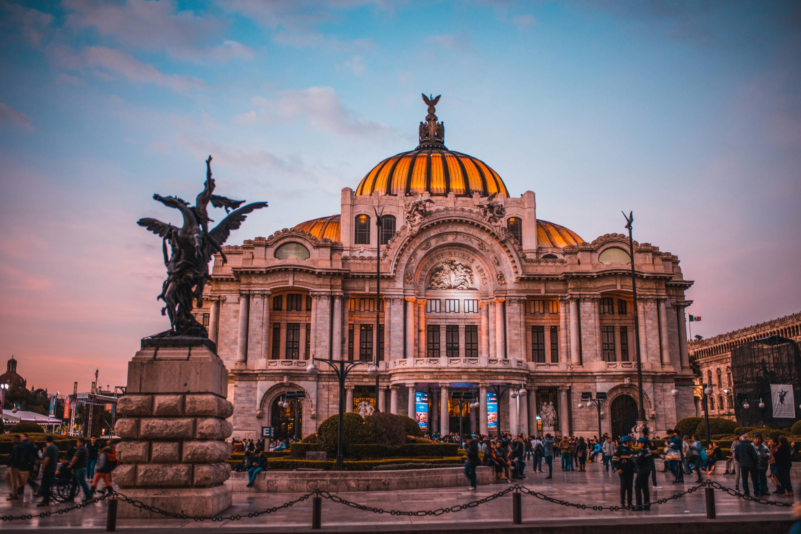 Palacio de Bellas Artes al atardecer, uno de los recintos culturales más famosos de la CDMX.