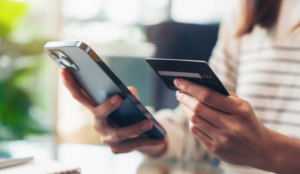 Mujer realizando compras en línea aprovechando los beneficios del buen fin