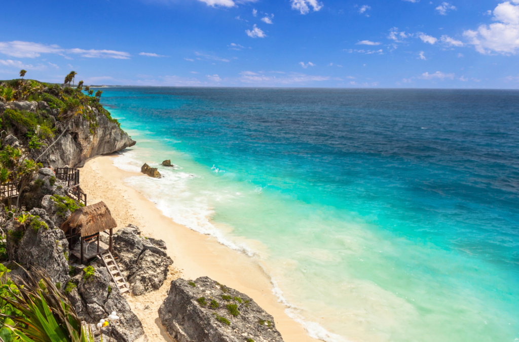 vista de una playa en Tulum, ideal para mencionar al rentar tu casa en Tulum. 