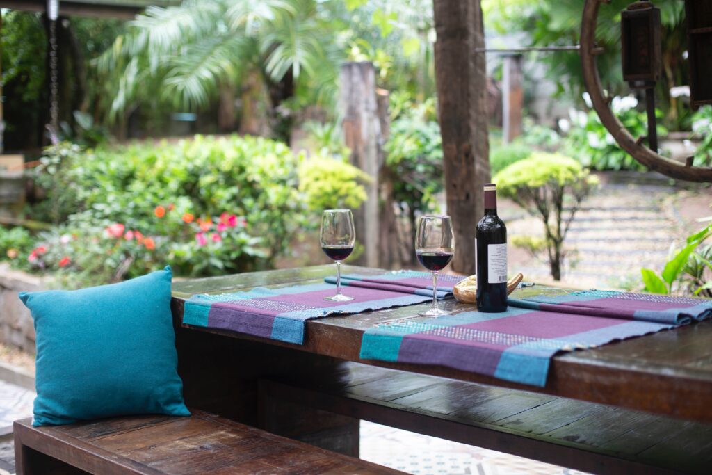 Rentar mi casa en Tequisquiapan: patio trasero de una casa con un hermoso jardín con mesa, cerca de los viñedos.