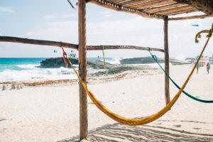 al rentar tu casa en Solidaridad puedes agregar a la descripción atractivos como esta hermosa playa con hamacas.