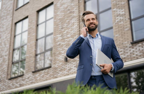 Administrador de propiedades comunicándose con el dueño de inmuebles en renta que reside en el extranjero