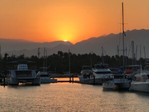  vista al atardecer desde un puerto de la zona, atractivo a destacar al rentar tu departamento en Puerto Vallarta.