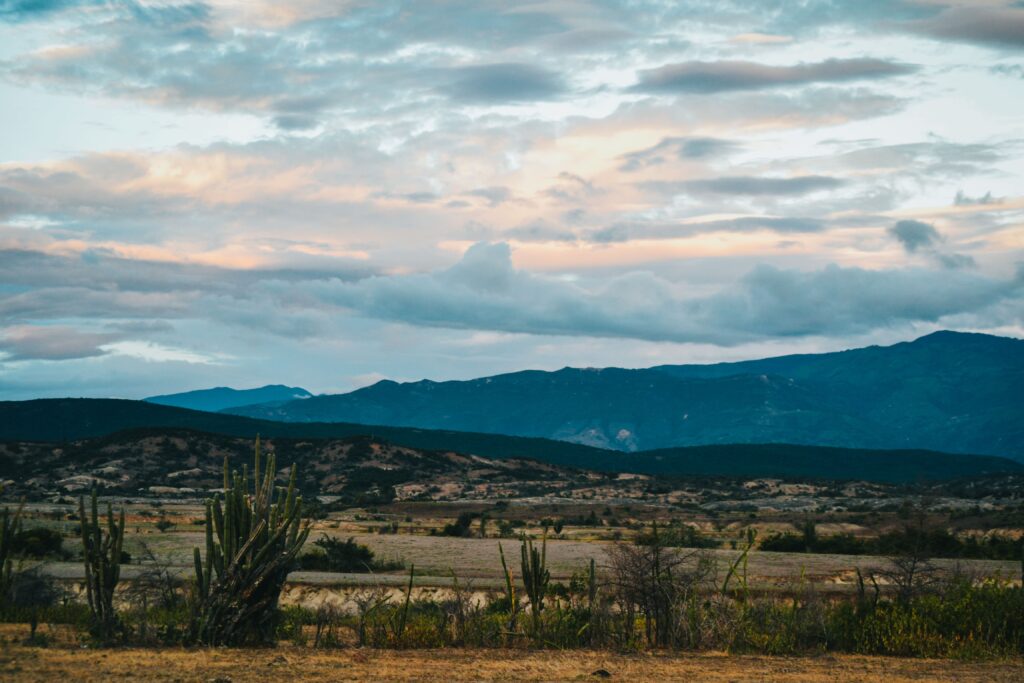 hermosa vista al atardecer de una zona montañosa con clima seco, atractivo a resaltar si vas a rentar tu departamento en Chihuahua. 