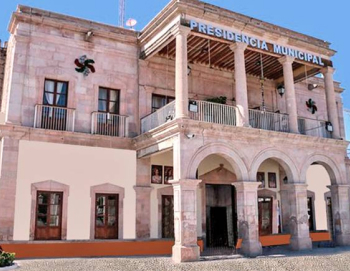 vista del Palacio Municipal de El Llano, Aguascalientes, cerca de estos inmuebles, es ideal invertir y rentar tu casa en El Llano