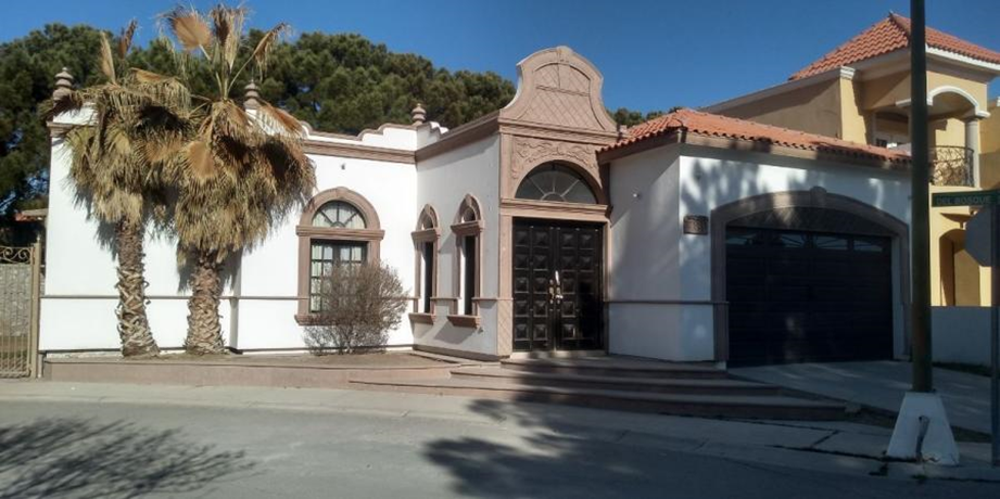 Vista exterior de una casa de lujo en renta en una zona residencial exclusiva de Chihuahua