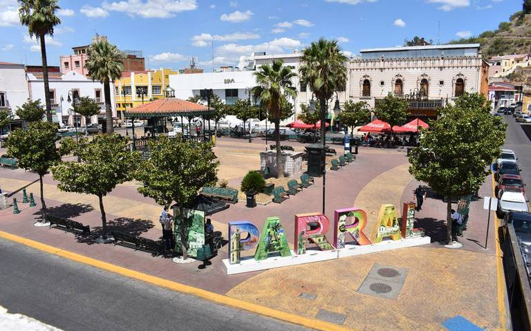 Imagen de la zona centro de Parral, en donde se observa al fondo edificios y casas que contienen ofertas de arrendamiento.