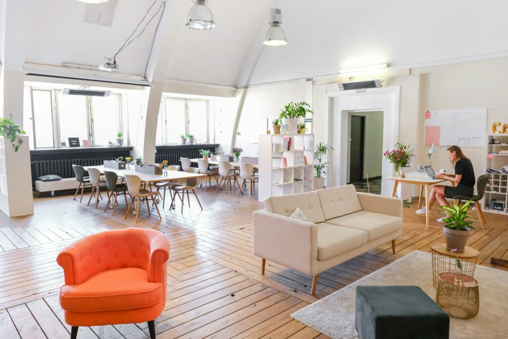 Qué es coliving: espacio de coworking en un edificio de coliving.