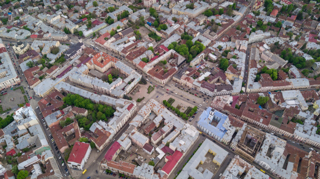 Vista aérea de la ciudad de Hidalgo del Parral, Chihuahua, donde se aprecian diversidad de inmuebles, ideales para rentar tu departamento en Parral.