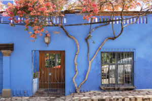  fachada colorida de una propiedad. Opción idónea para rentar tu casa en Cuernavaca