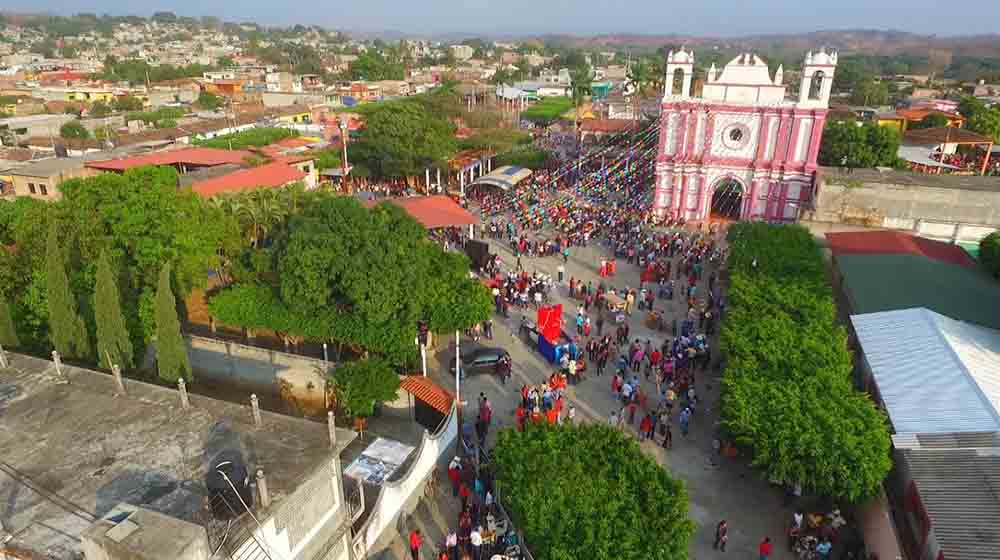 Vista aérea de la ciudad durante un evento cultural, cuyas manifestaciones pueden ser un atractivo para rentar un departamento en Acala.