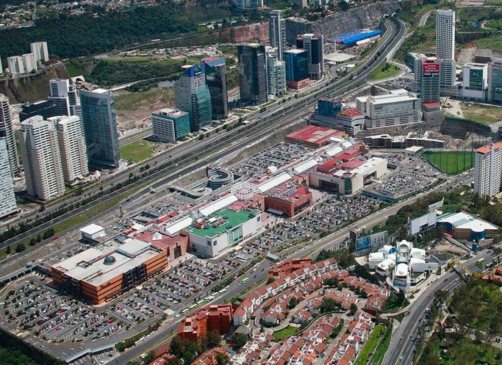 Centro Santa Fe, área comercial popular cerca de donde conviene rentar tu departamento en Cuajimalpa de Morelos.