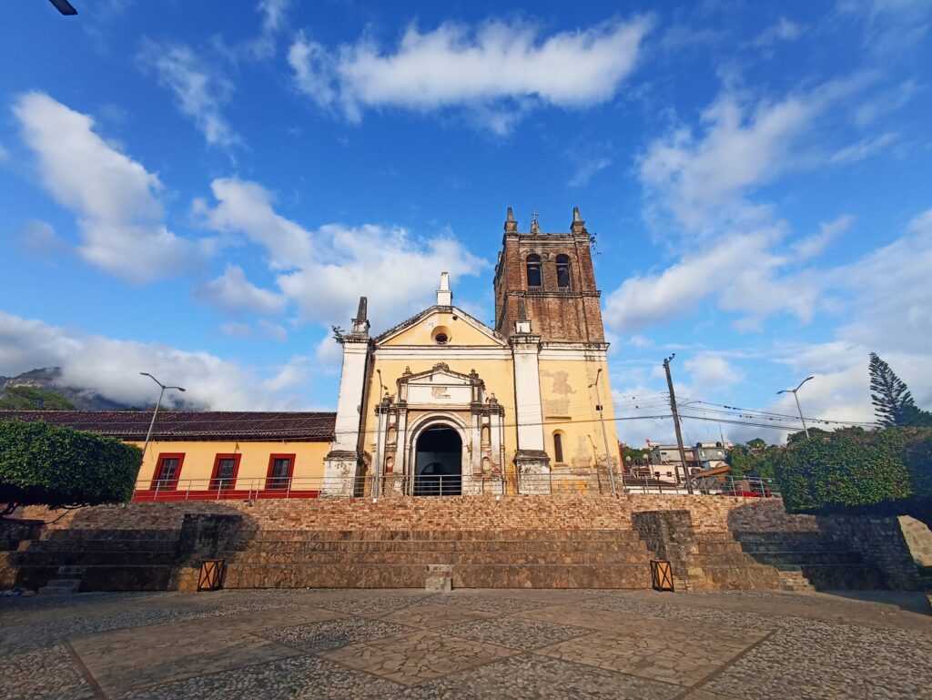 vista del Templo de San Miguel de Arcángel, en cuyas zonas cercanas puedes comenzar a rentar tu casa en Copainalá, Chiapas.