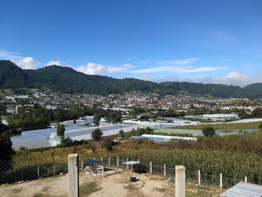 Vista aérea al centro del municipio, y al fondo se perciben algunas zonas residenciales ideales para rentar un departamento en Cacahoatán.