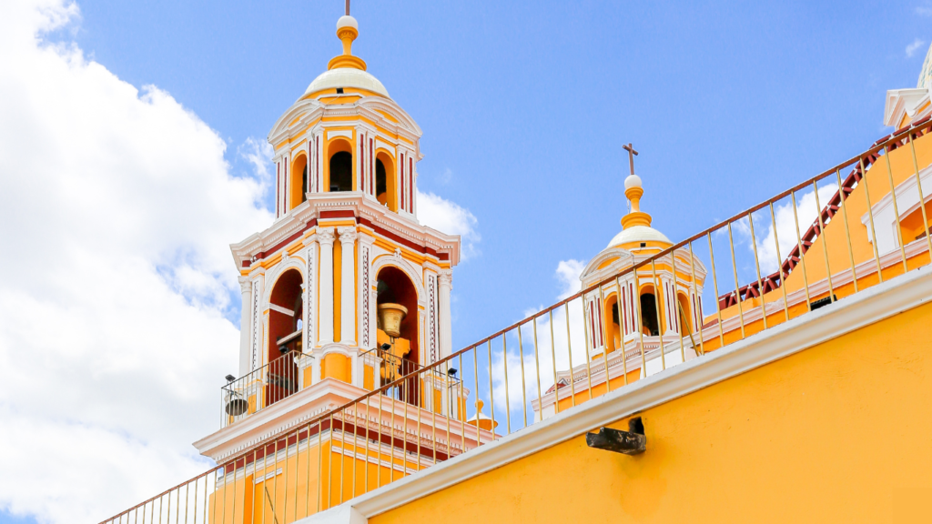 vista general de una cúpula de una iglesia conocida en Jiutepec, Morelos. Cerca de la zona central puedes rentar tu departamento en Jiutepec