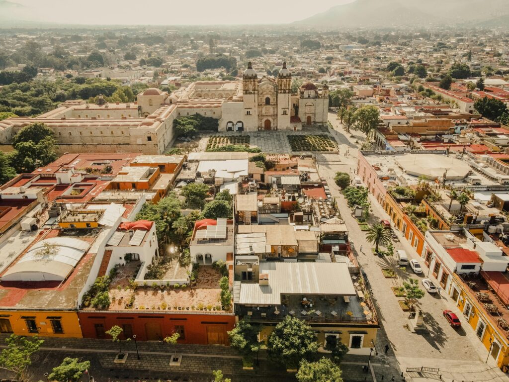  vista aérea de Oaxaca, donde se aprecian diversos inmuebles, en los cuales puedes invertir para comenzar a rentar tu departamento en Oaxaca de Juárez.