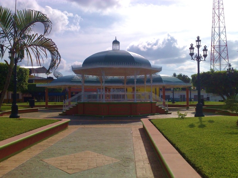 Imagen de kiosko en el centro de la ciudad, representando la cultura que es un motivo para rentar un departamento en Acapetahua.