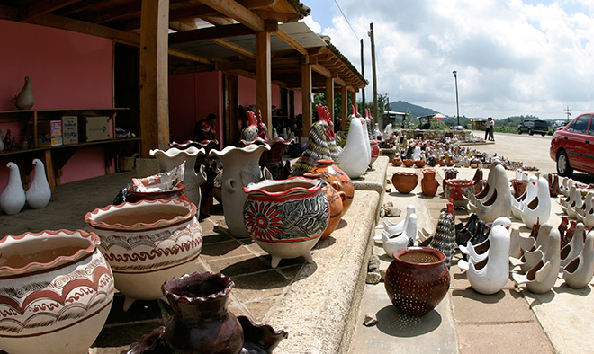 Conjunto de artesanías clásicas en las calles, atractivo para rentar tu departamento en Amatenango del Valle.