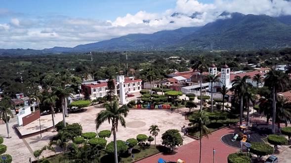 Vista aérea de la plaza principal del municipio, cerca de donde puedes rentar tu departamento en Ángel Albino Corzo.