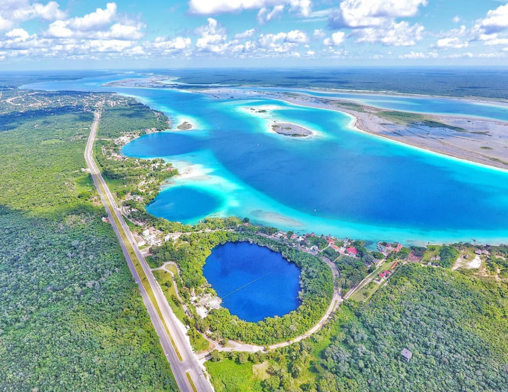  Laguna de los siete colores, uno de los atractivos turísticos más visitados por el turismo nacional y extranjero.