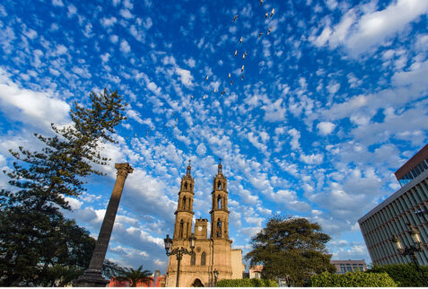 vista panorámica de la conocida Catedral de Tepic. Cerca de esta zona es importante invertir para posteriormente rentar tu departamento en Tepic rápidamente.