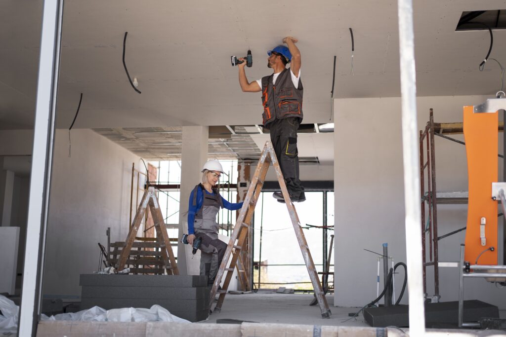 trabajadores trabajando en una vivienda rehabilitada para posteriormente ser rentada