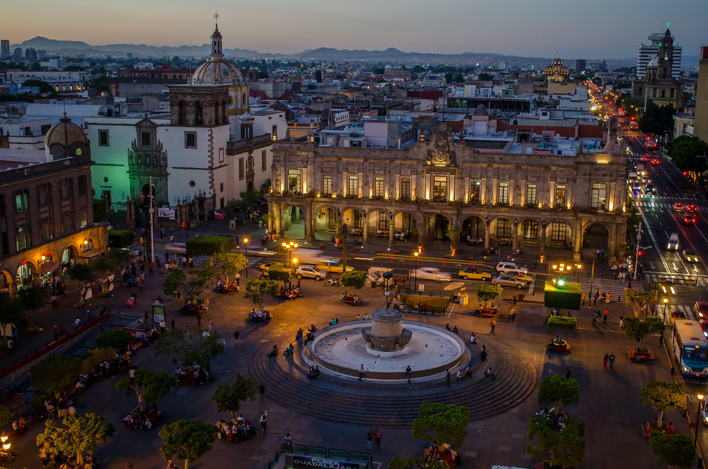 Centro histórico de noche, una de las mejores colonias para rentar en Guadalajara gracias a su oferta de entretenimiento.