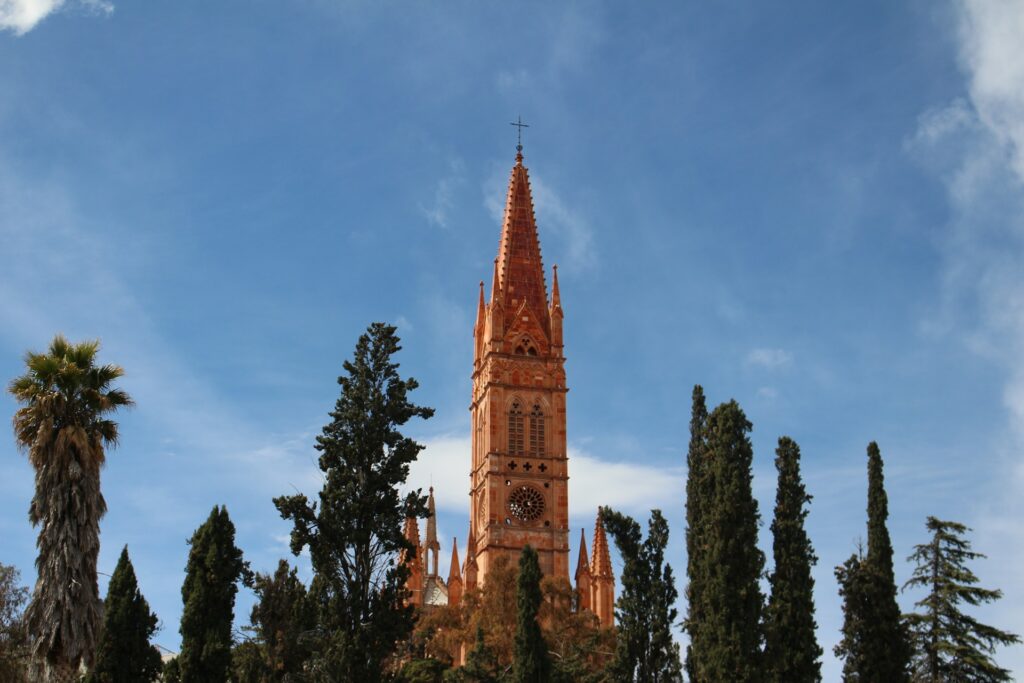 Imagen del Centro Histórico de la ciudad que muestra su atractivo colonial, una de las razones por las que es buena idea rentar un departamento en Zacatecas.