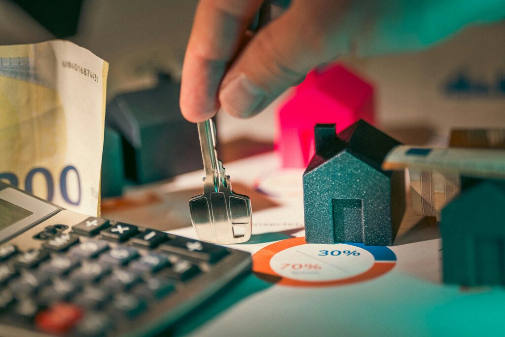 Casas de juguete rodeadas de artículos que sugieren el pago adelantado de varios meses de renta de alquiler.