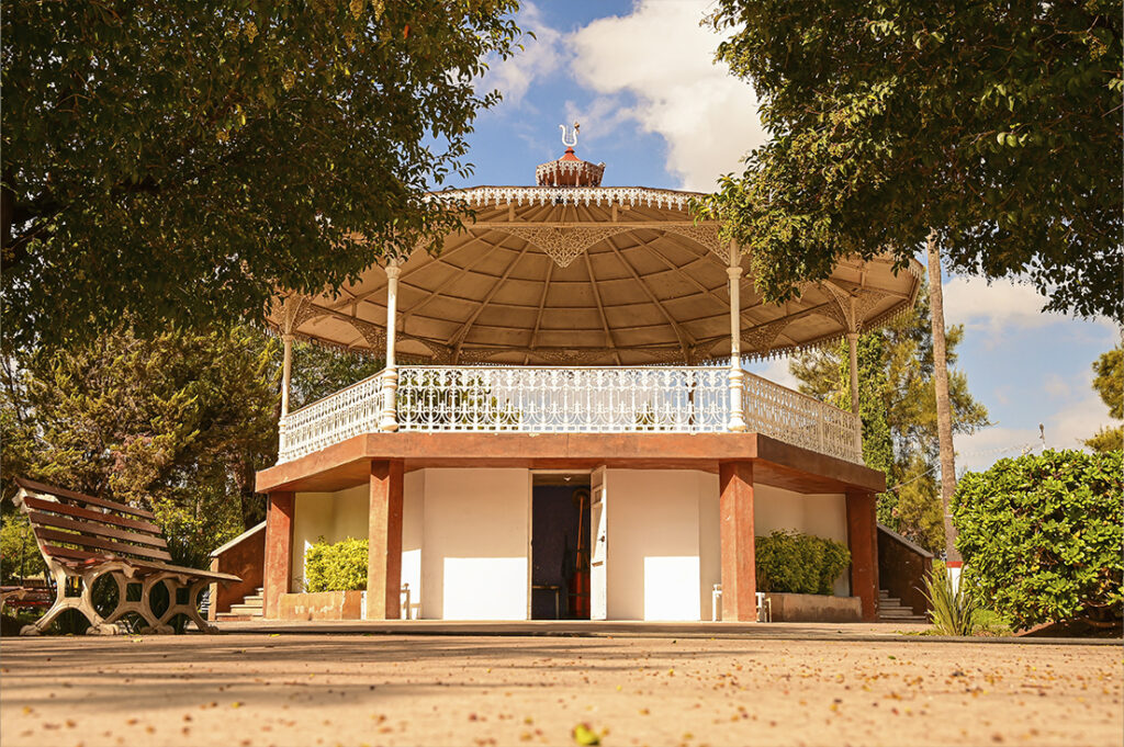 Kiosco en la plaza principal, cerca de donde se puede rentar un departamento en Pabellón de Arteaga.