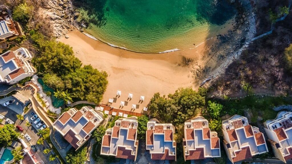 Vista aérea a una playa en Huatulco, Oaxaca. Cerca de estas zonas rentar tu departamento en Huatulco sería una gran idea