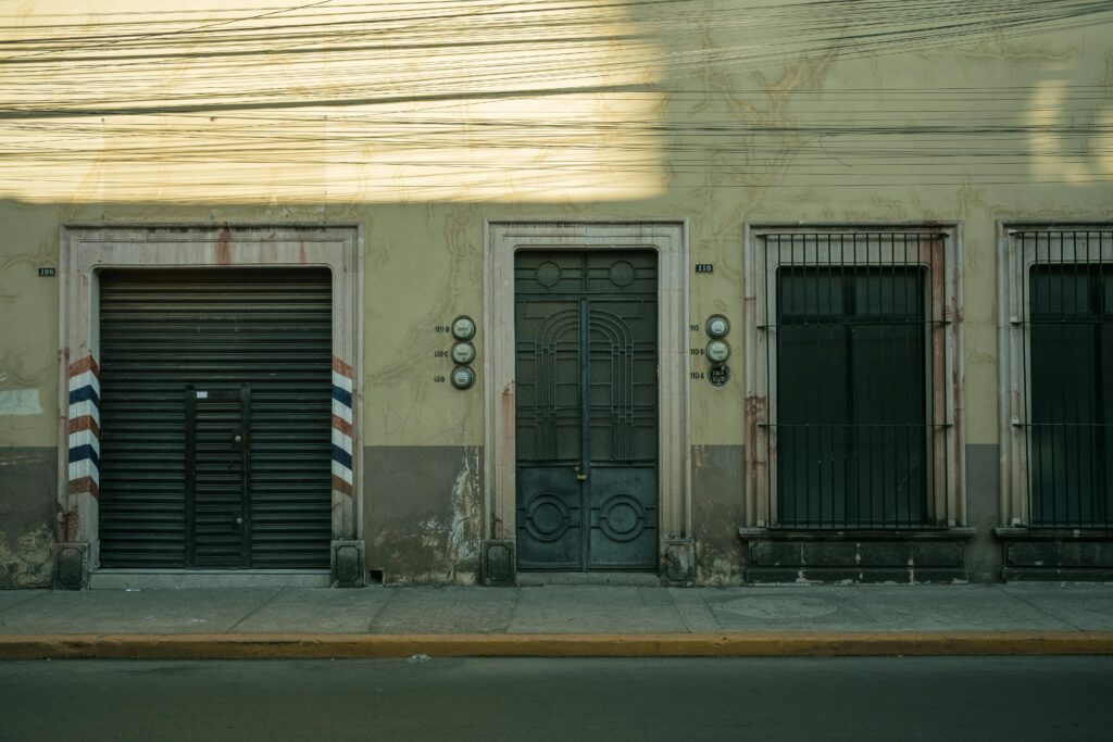 Fotografía de un edificio donde puedes comprar y rentar tu departamento en San José de Gracia.