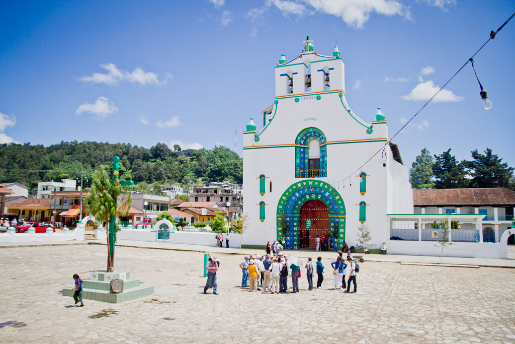 vista frontal de la iglesia de San Juan Evangelista, punto importante de la localidad y que es recomendable para rentar tu casa en Chamula.