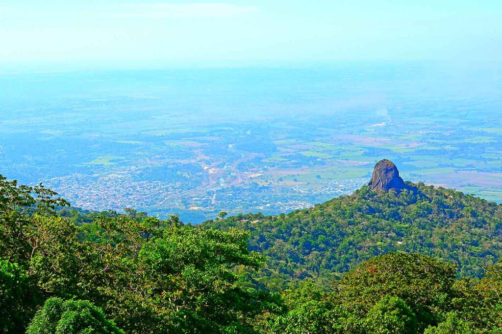 Vista aérea de la ciudad y su principal atractivo turístico y natural, el cual es uno de los motivos para atraer al turismo a rentar un departamento en Huixtla.