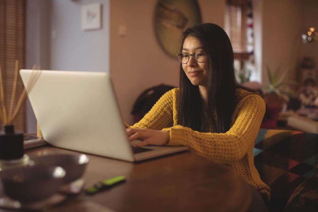 joven mujer conociendo los pasos para identificar inmobiliarias fraudulentas