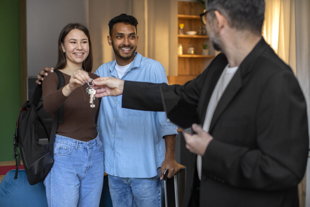 inquilinos recibiendo llaves de una propiedad porque el dueño aprendió cómo rentar una casa rápido