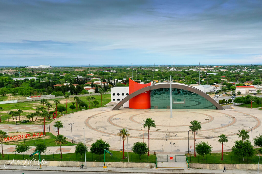 vista general a la macroplaza de Acuña. Se sugiere que cerca de estos sitios concurridos comiences a rentar tu departamento en Acuña.