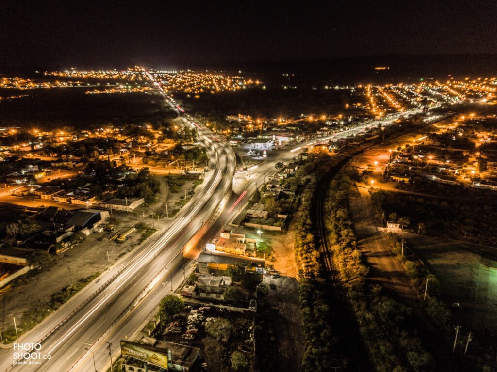 vista aérea por la noche a la ciudad de Castaños en Coahuila, donde se observan principales vías de acceso, este lugar puede ser el ideal para rentar tu departamento en Castaños.