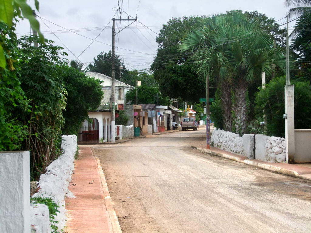 Calle de una de las zonas donde puedes rentar tu casa en Aquiles Serdán, Chihuahua.